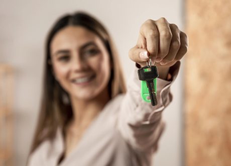 close-up-blurry-woman-holding-keys-min